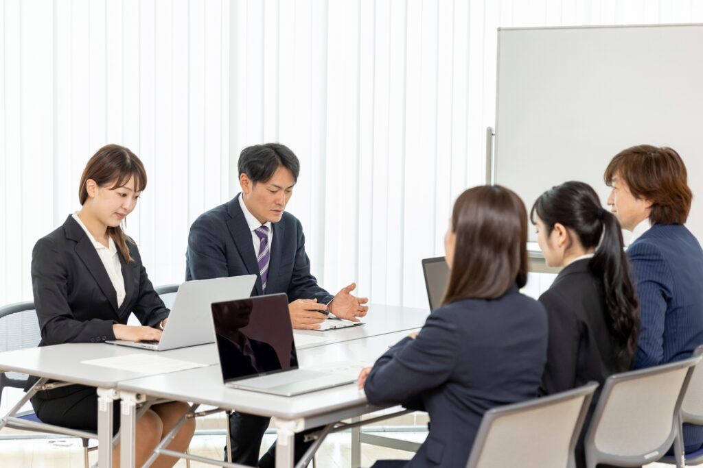 リストラについて話し合う労働者と役員