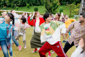 日本人エキストラ90名、外国人エキストラ40名の総勢130名が参加した大規模な撮影