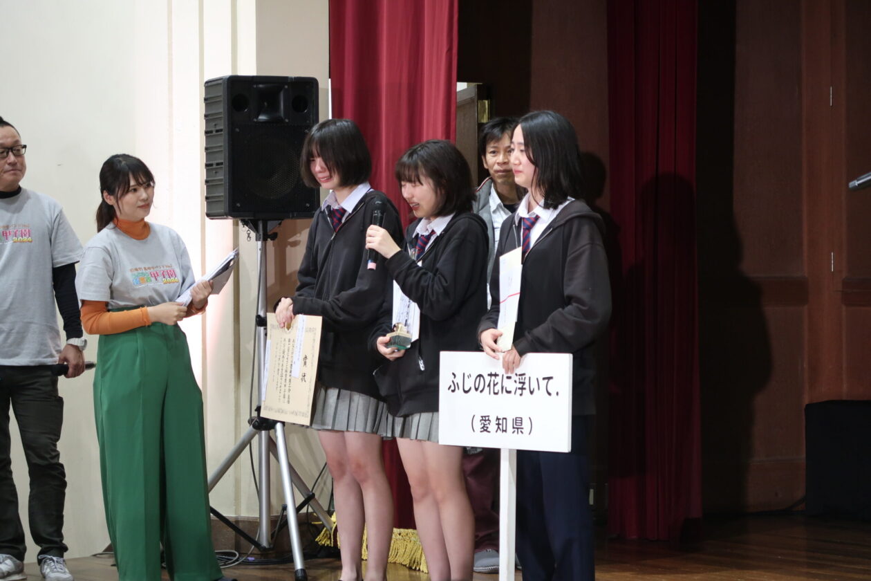 表彰式のインタビュー風景