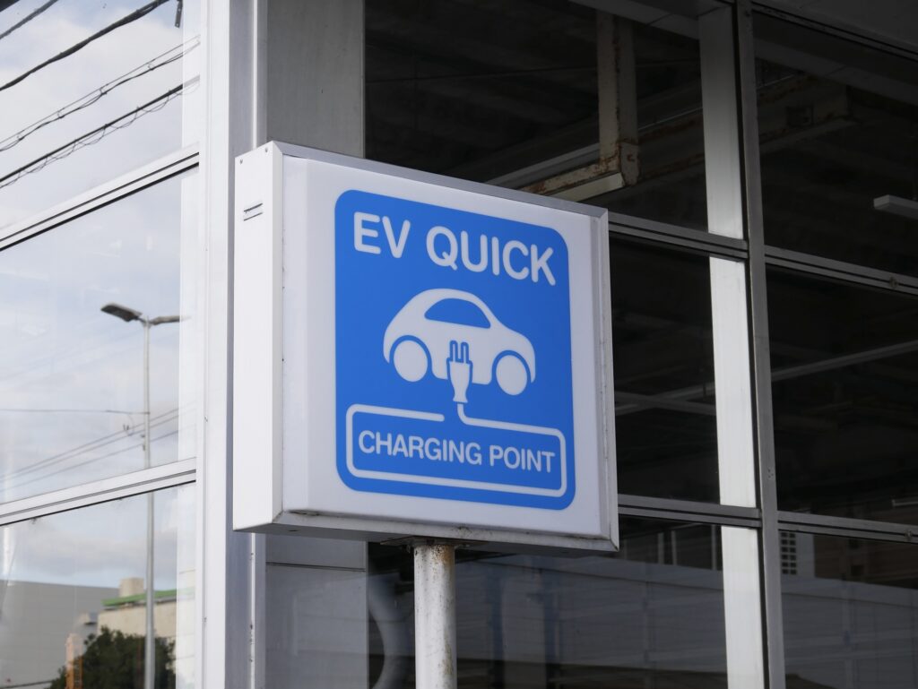 シャープ、2027年度にEV市場参入へ 家電メーカー初の本格進出で新戦略