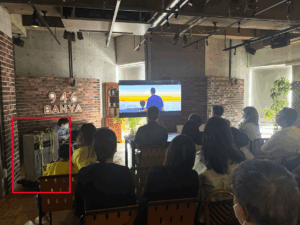 EVバッテリーを再製品化した蓄電池（赤枠内）を上映会の電源として使用。