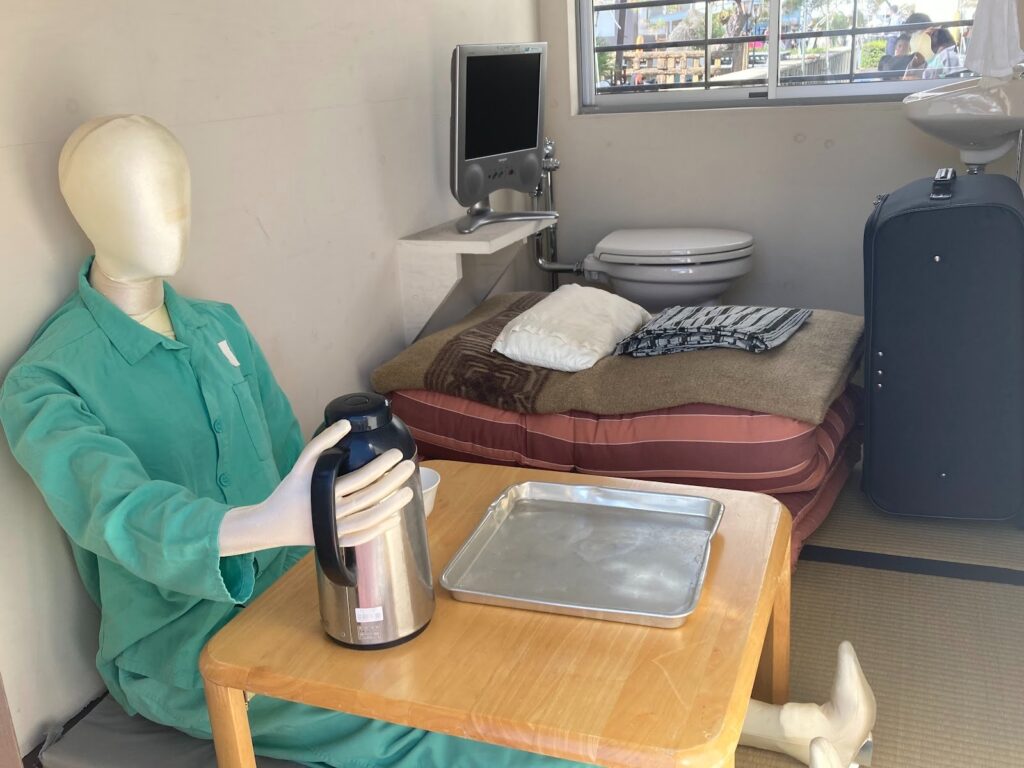 福井刑務所での暮らしを再現した様子