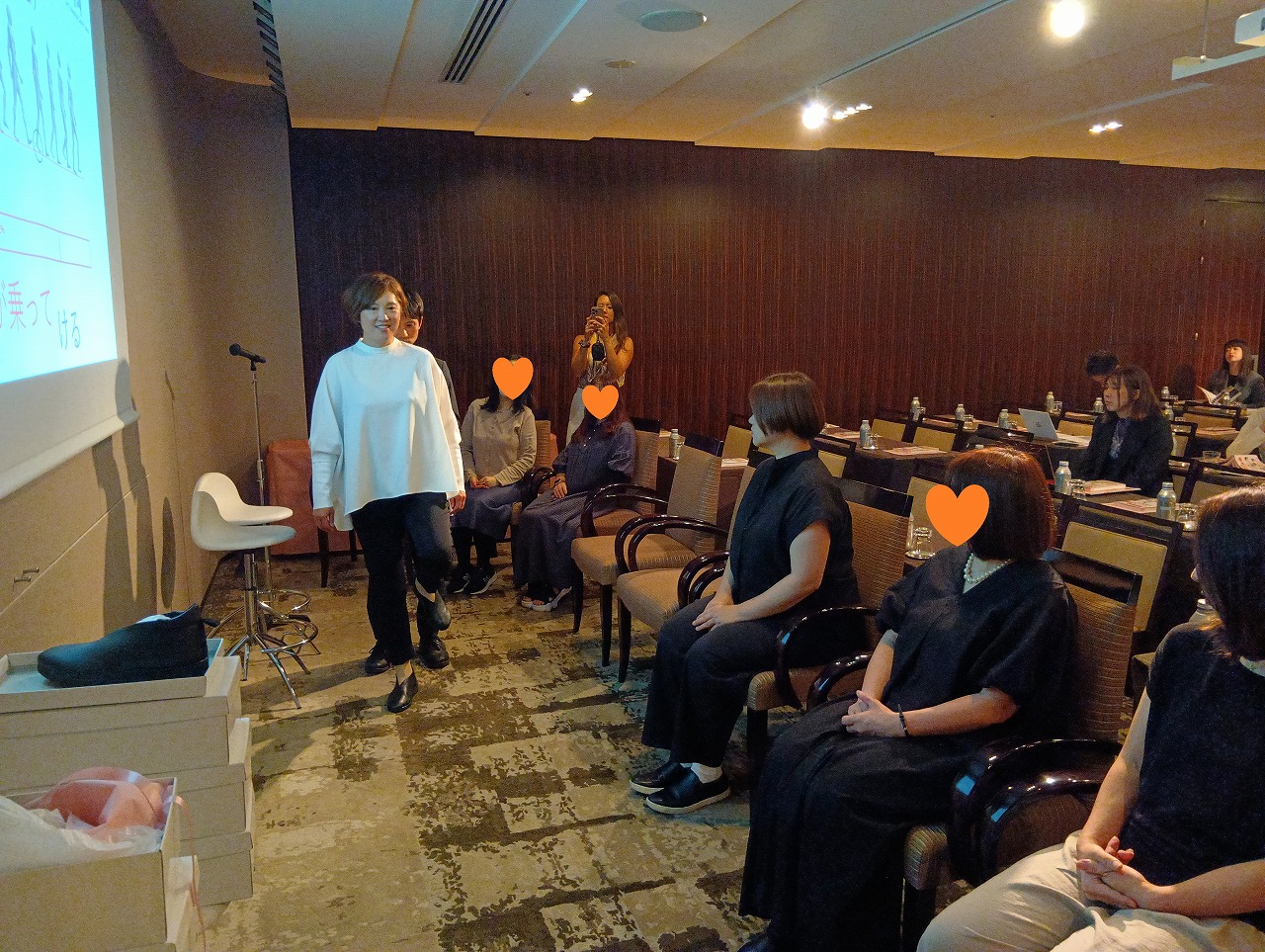 シンデレラスリムを履いて歩く原千晶さん