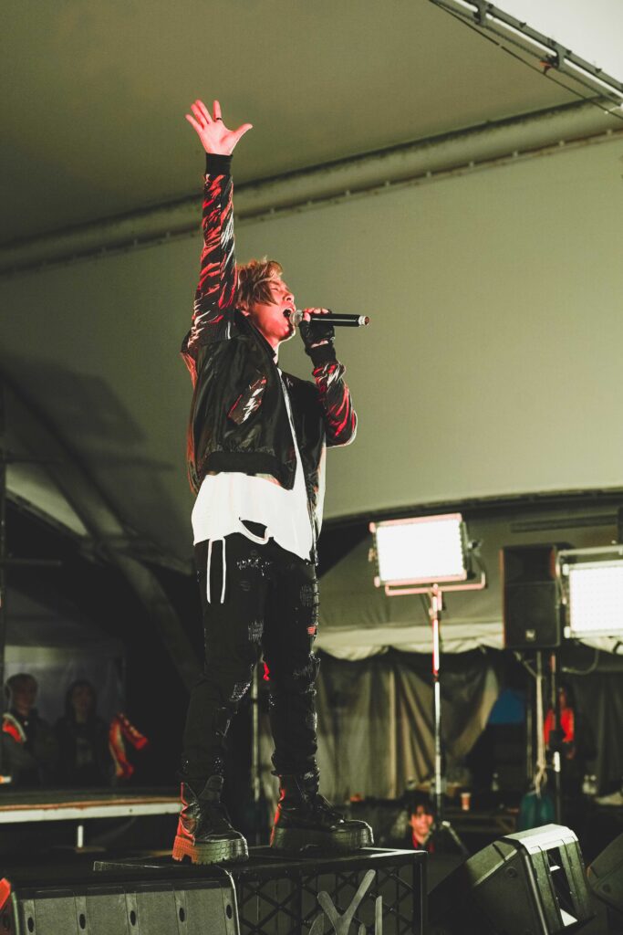 いばらき大使・アーティスト安達勇人のライブの様子