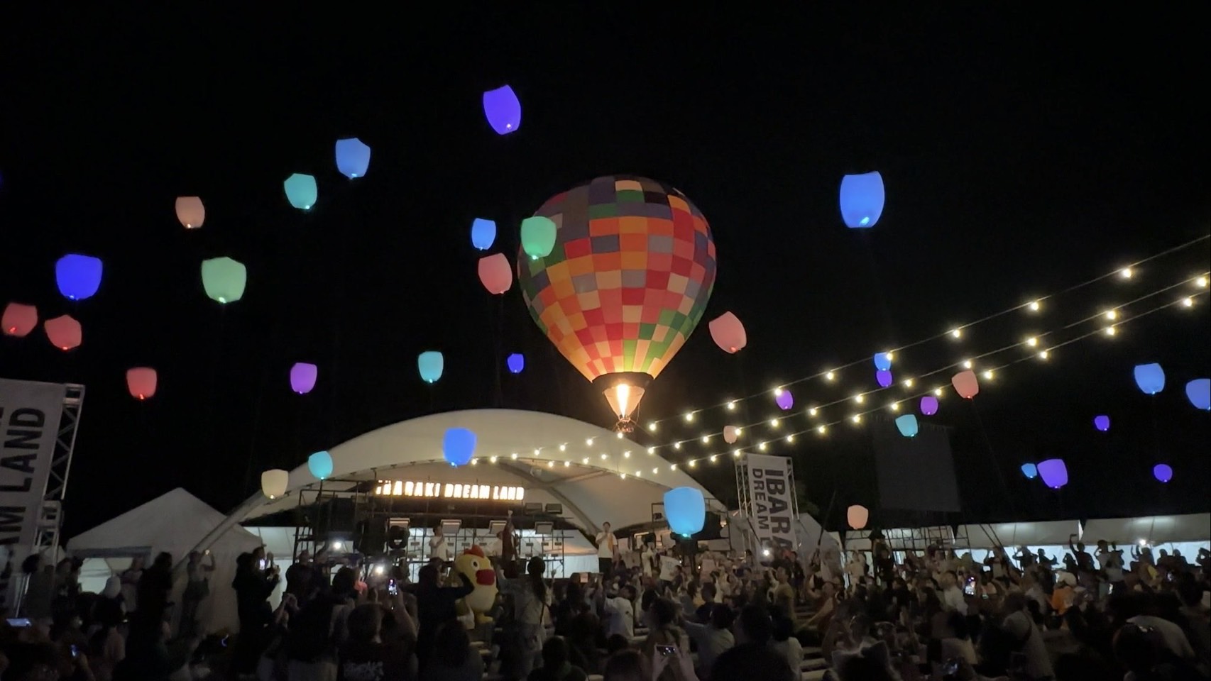 フィナーレのスカイランタンの様子