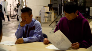 人気お笑いコンビ『かまいたち』濱家さん・山内さん出演、クリニックフォアの「AGA診療」新CMのメイキングカット(1)