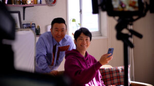 人気お笑いコンビ『かまいたち』濱家さん・山内さん出演、クリニックフォアの「AGA診療」新CMのメイキングカット(3)