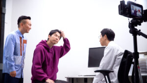 人気お笑いコンビ『かまいたち』濱家さん・山内さん出演、クリニックフォアの「AGA診療」新CMのメイキングカット(4)