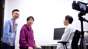 人気お笑いコンビ『かまいたち』濱家さん・山内さん出演、クリニックフォアの「AGA診療」新CMのメイキングカット(5)
