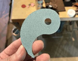 勾玉の形をモチーフにした革小物づくり体験(1)