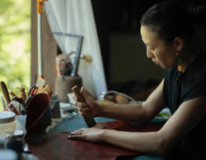 勾玉の形をモチーフにした革小物づくり体験(2)