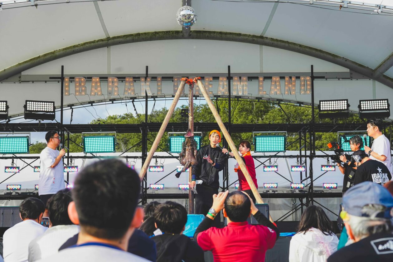 北茨城市によるあんこう解体ショーの様子