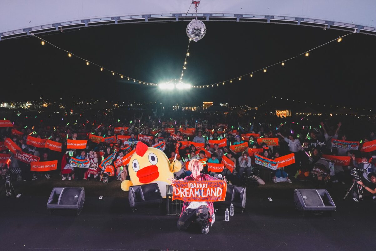 安達勇人のライブの様子