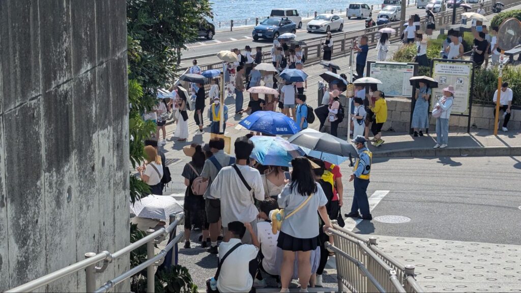 歩道が通れないほど外国人観光客で溢れている
