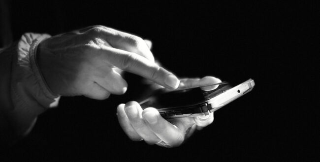 特殊詐欺グループの一員が操作するスマホ