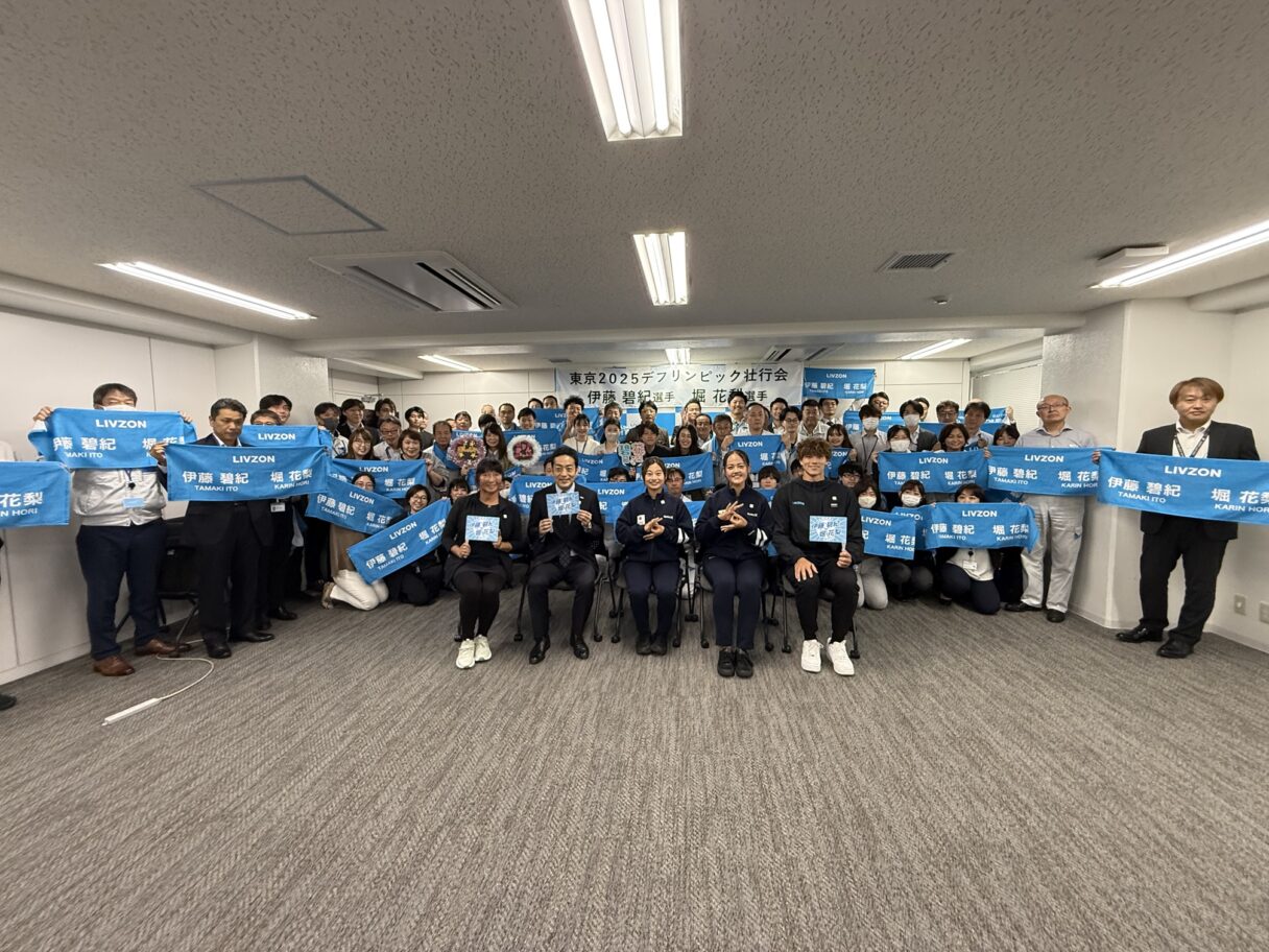 登壇者と壮行会参加社員の集合写真