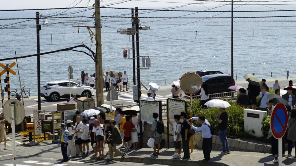 鎌倉高校前駅の踏切周辺