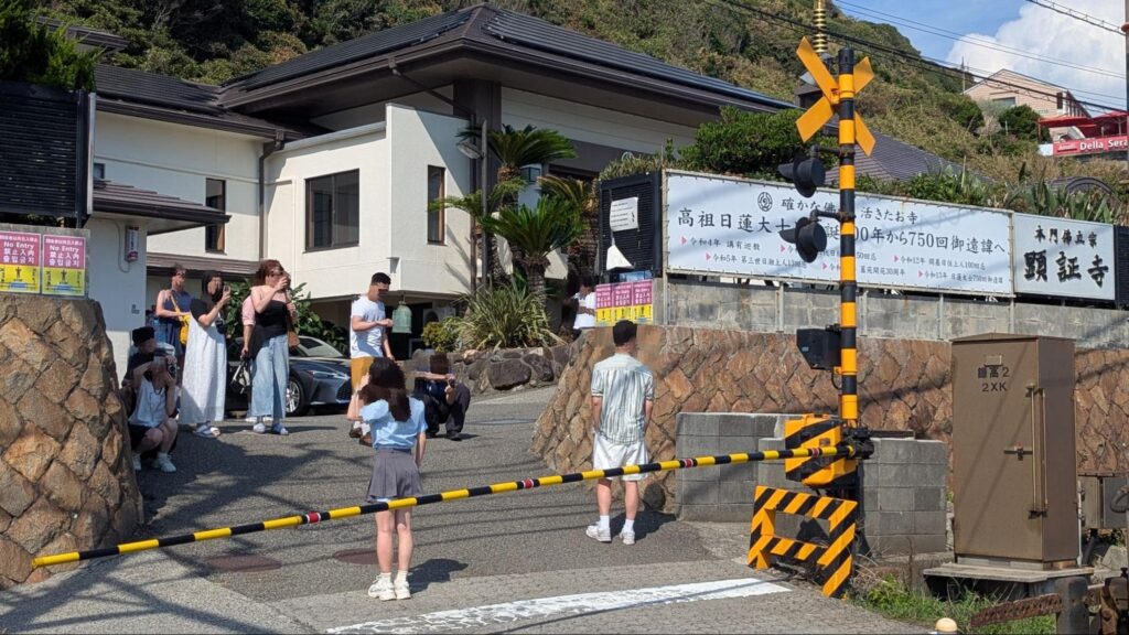 顕証寺前の踏切前も海外からの観光客が目立つ