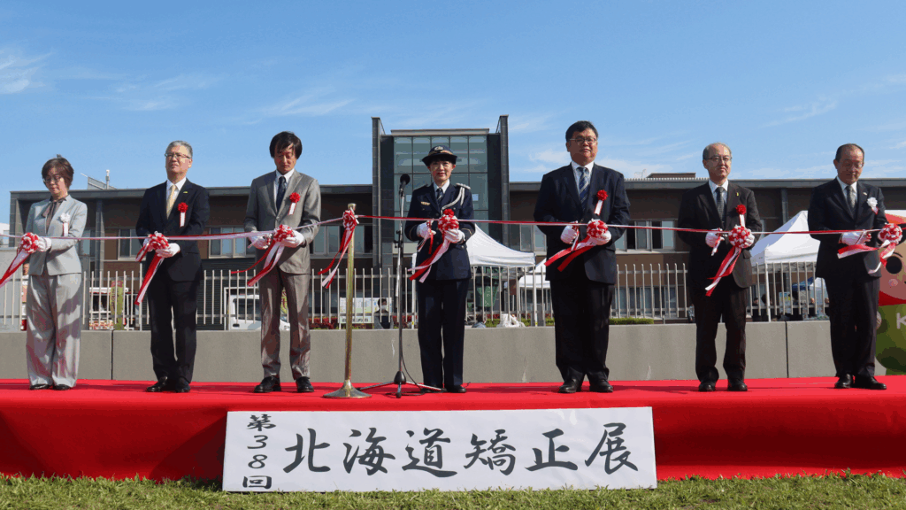 テープカットの様子