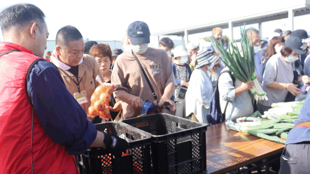 名物の激安野菜に長蛇の列