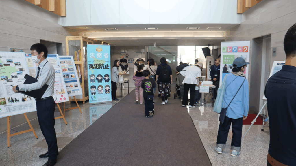 矯正に関する取り組みを紹介するパネル