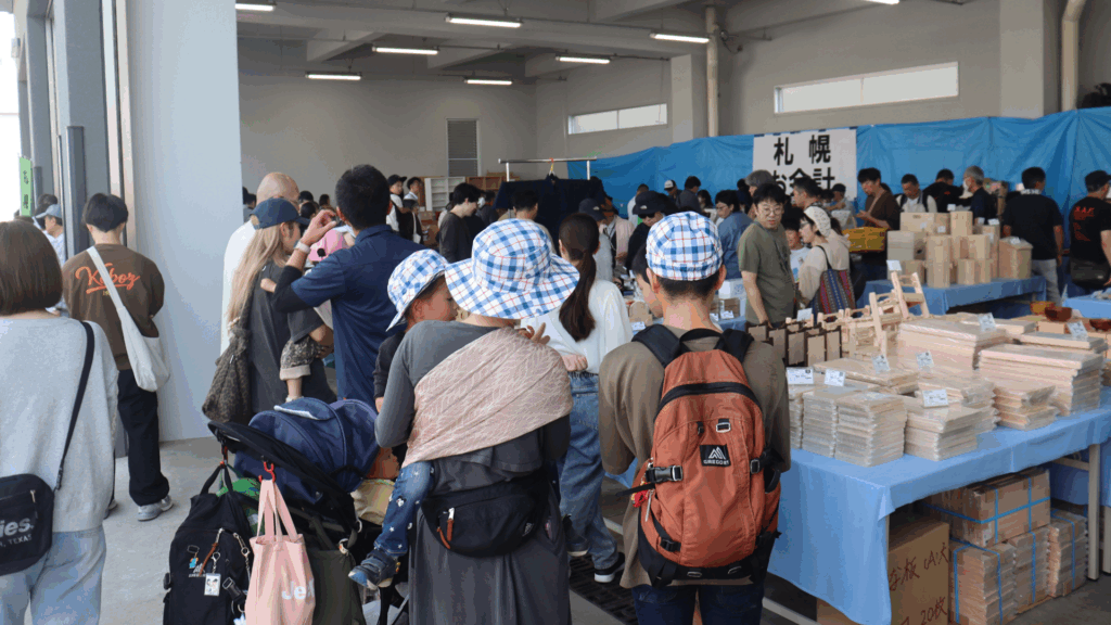 商品販売は多くの人々でにぎわった