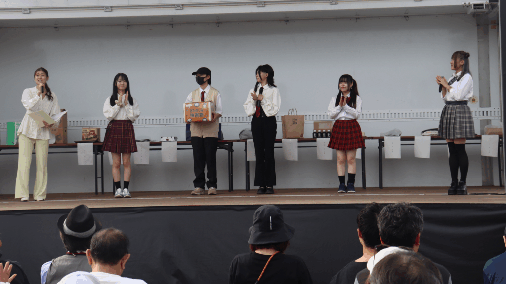 大抽選会で観客も大盛り上がり