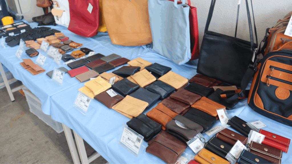 丁寧に作成された革製品。鞄や財布が並ぶ