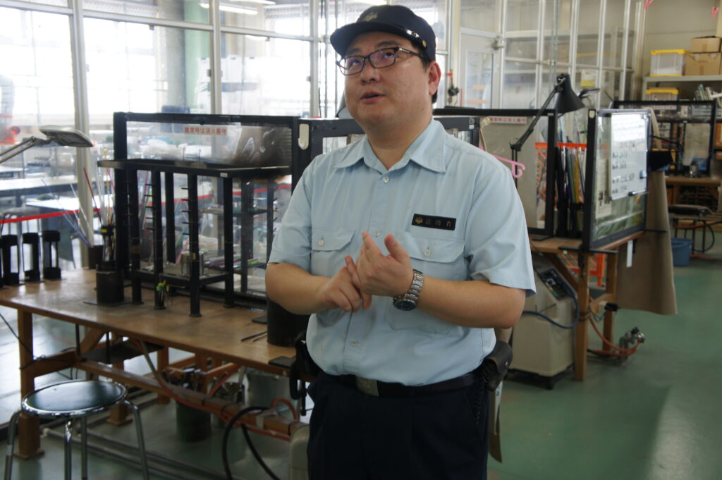 ガラス工芸を教える職員(写真提供:大分刑務所)