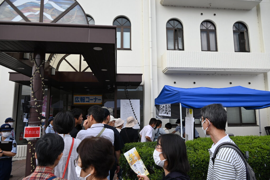 岩国矯正展の刑務所見学に並ぶ来場者