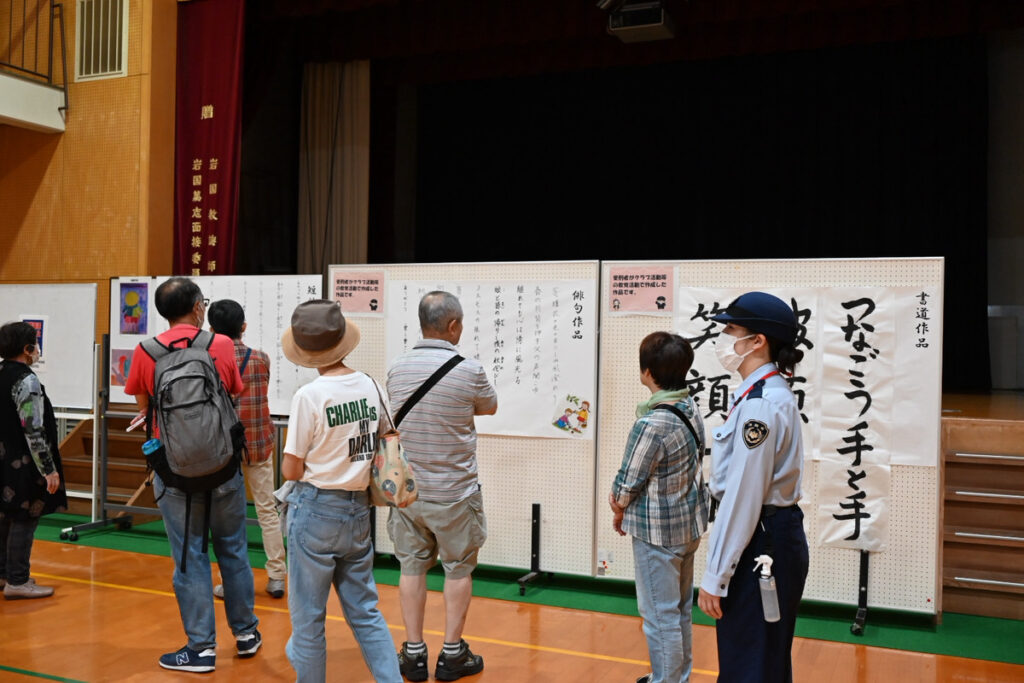 岩国矯正展で刑務所見学をする来場者