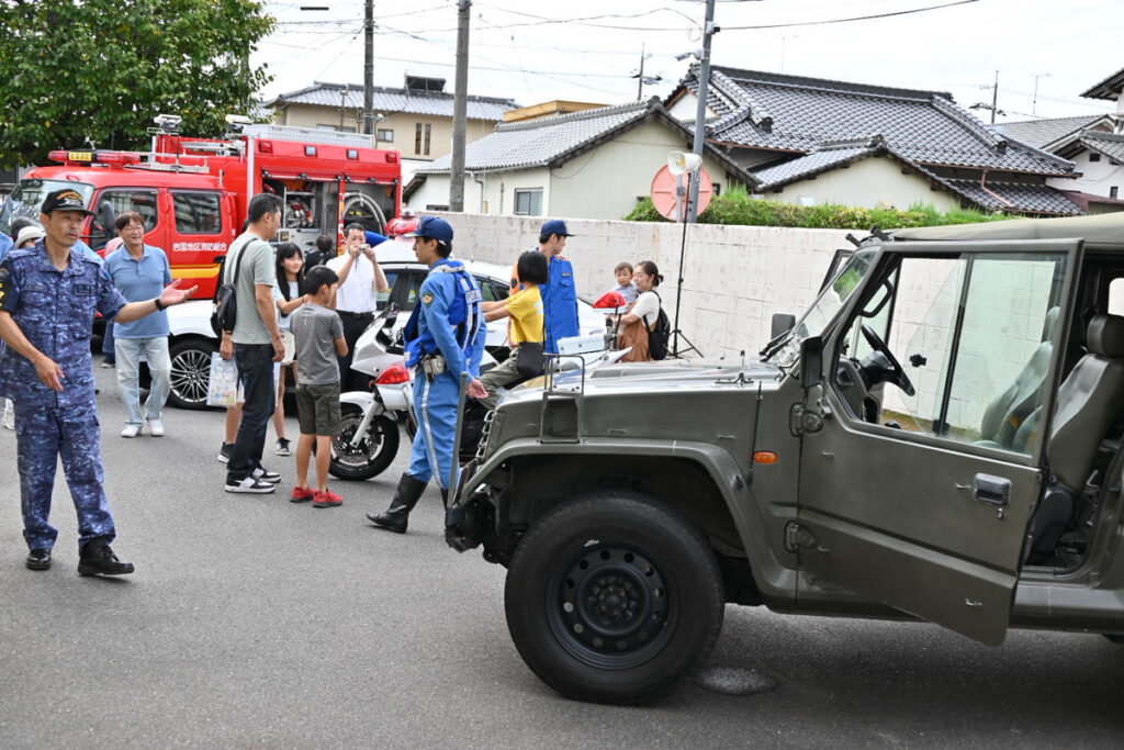 消防車やパトカー、白バイ、自衛隊車両の試乗ブース