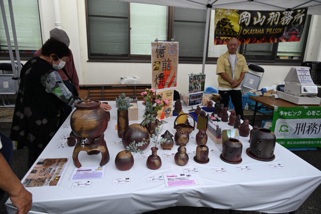 備前焼を販売する岡山刑務所のブース