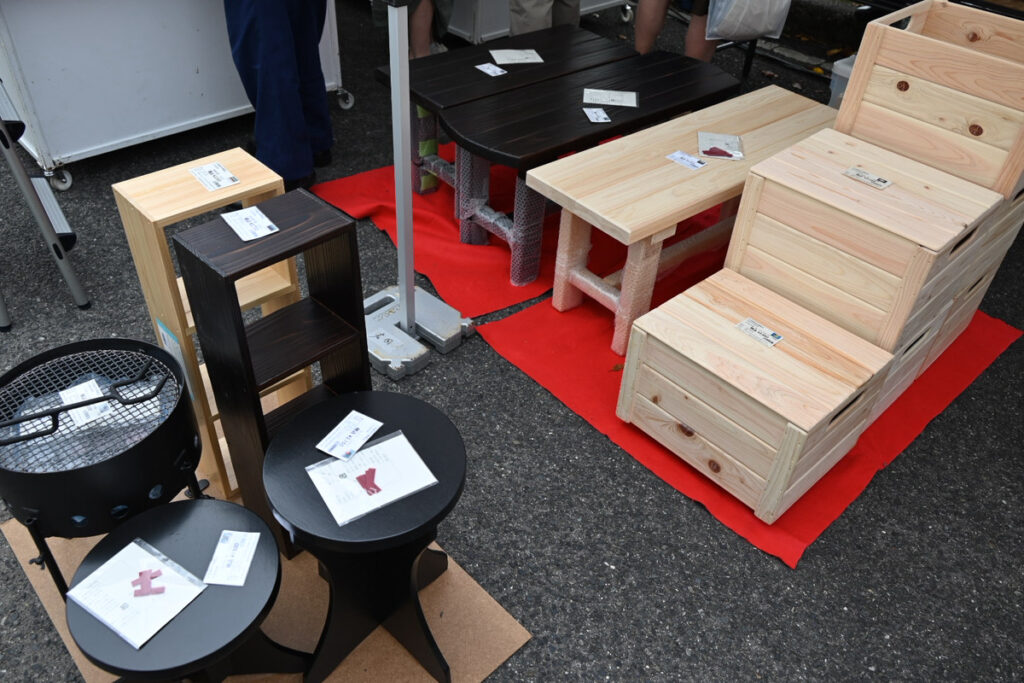 刑務所作業製品の丸椅子やベンチ