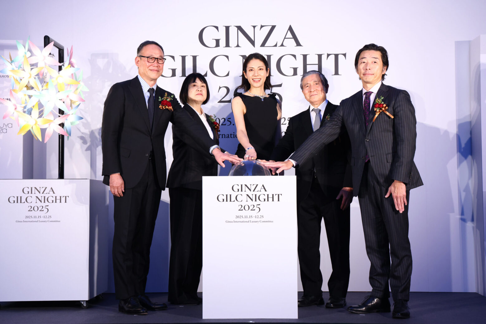 GINZA GILC NIGHT 2025 点灯式でスイッチを押す松下奈緒氏ら