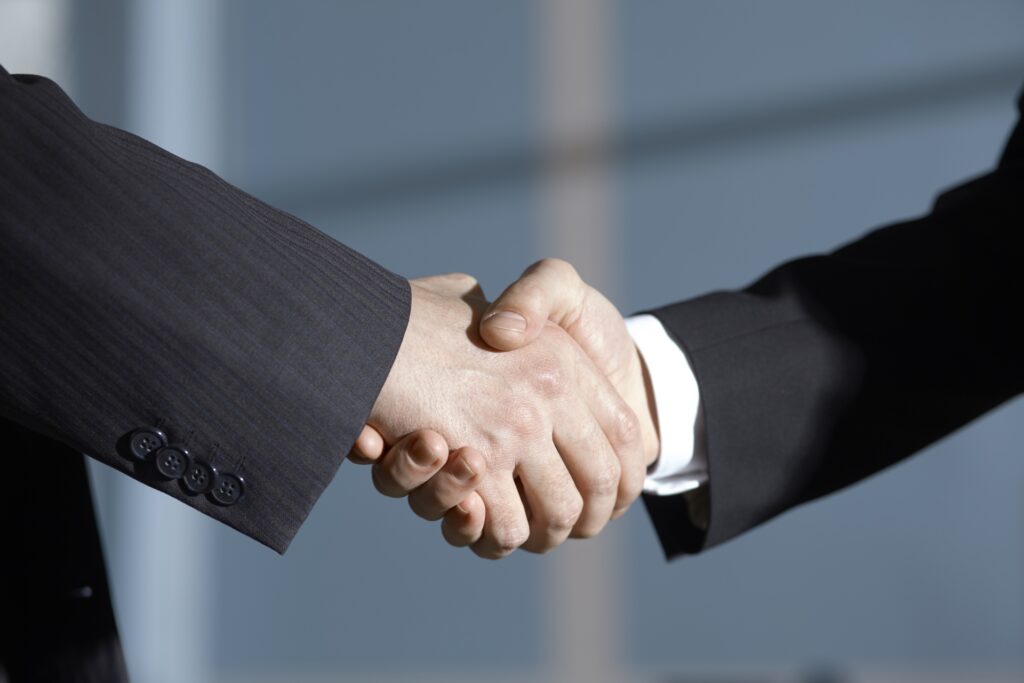 阪神タイガースの外野手・近本光司（31）が11月11日、フリーエージェント（FA）権を行使せず、阪神タイガースへの残留を決定しました。最終決定期限である同日午後の交渉で、球団との合意に至ったもので、残り数時間での決断となりました。