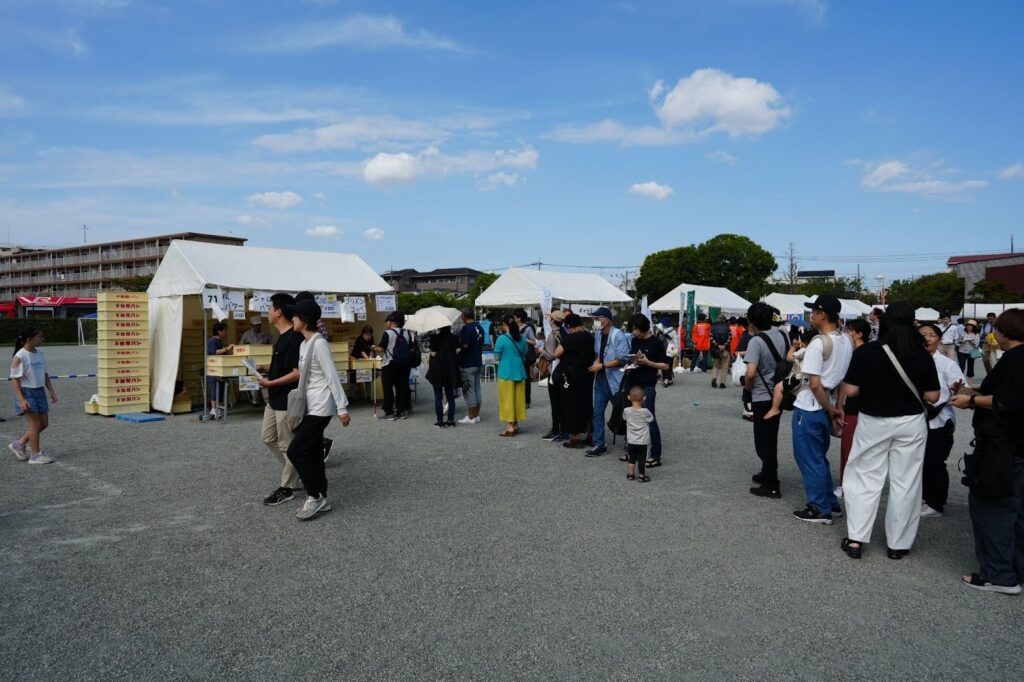 不動製パンの販売テントに、来場者が並んでいる様子