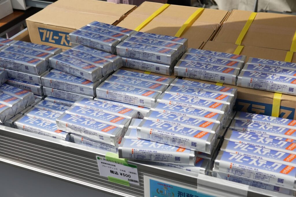 「ブルースティック」が多数積み上げられて販売されている様子