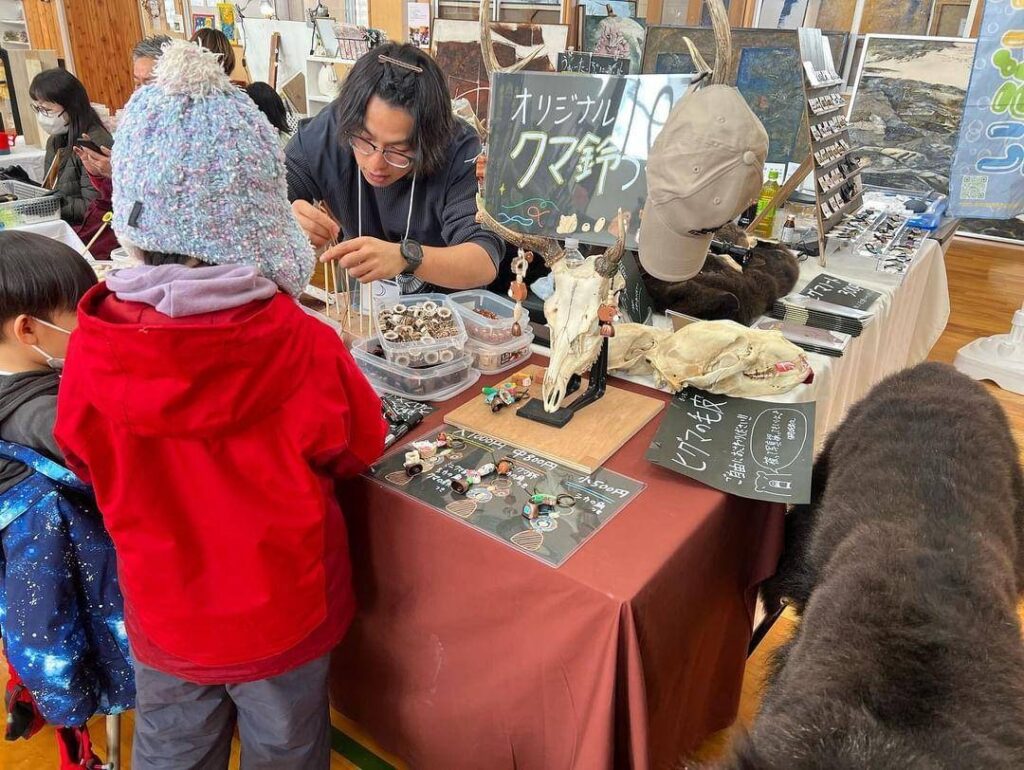 高崎氏はオリジナルの熊対策グッズを販売している