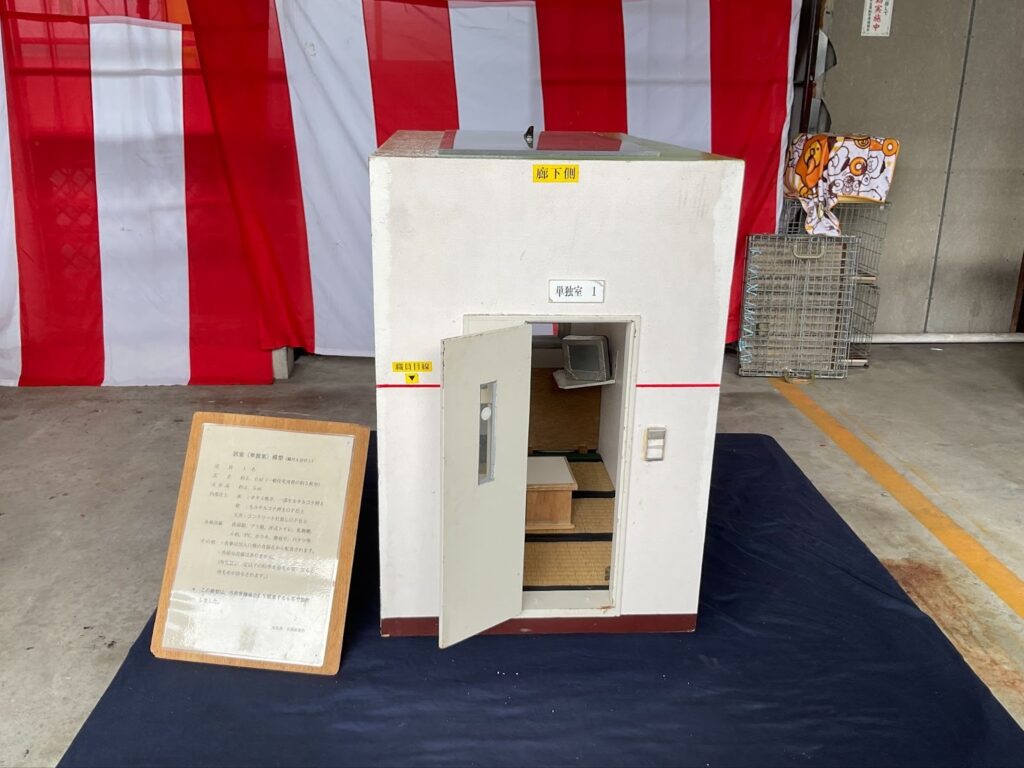 受刑者が生活を送る単独室のミニチュア模型・外側