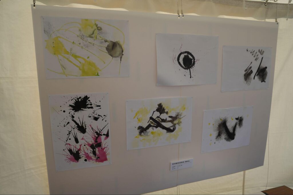 複数のプリズンアートがパネルに掲示されて展示されている様子