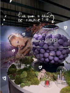 イヤーアドーンメント「Enchanted Faerie Wing」を着けたアリアナ・グランデ (1)