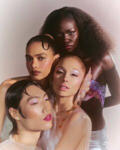 イヤーアドーンメント「Enchanted Faerie Wing」を着けたアリアナ・グランデ