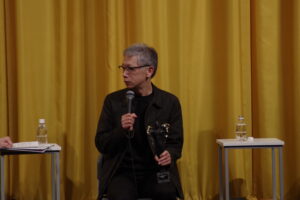 トロフィーはとても重く鈍器のようだと語る矢口監督