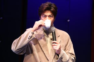 土屋さん考案のチョコレートドリンクレシピを速水もこみちさん(2)