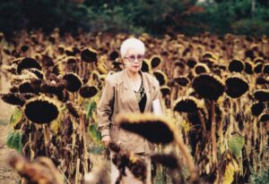 堀文子　1990年頃　イタリア・ひまわり畑にて（撮影：広瀬祐子氏）©︎一般財団法人堀文子記念館　