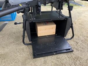 支援物資をボックスに入れて運搬する様子 (1)