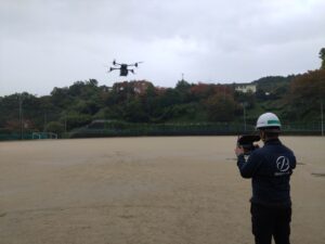 支援物資をボックスに入れて運搬する様子 (2)