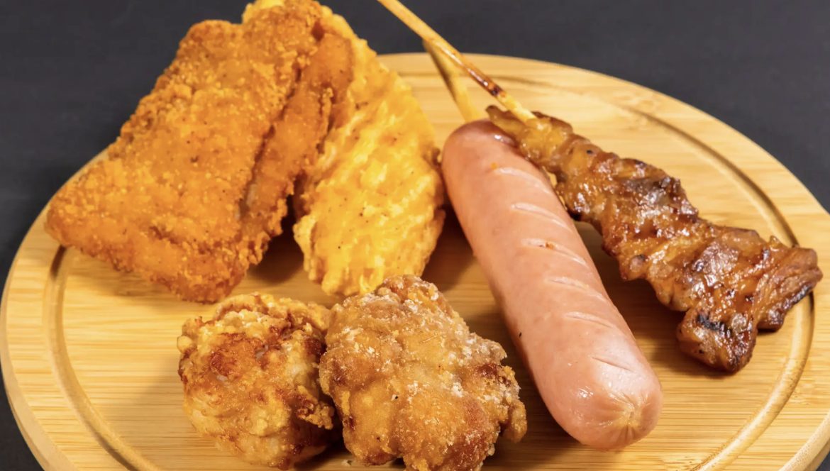 看板商品である揚げ物（フライ）と掛け合わせた「ファミマのブラック“フライ”デー」