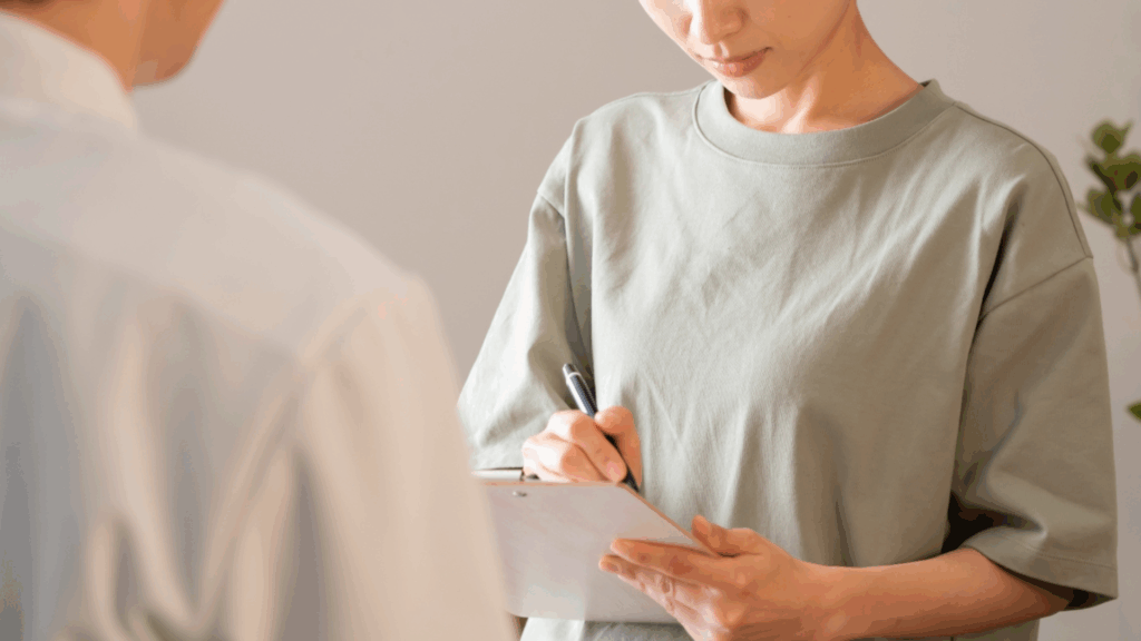 被害者の話を聞く心理カウンセラー